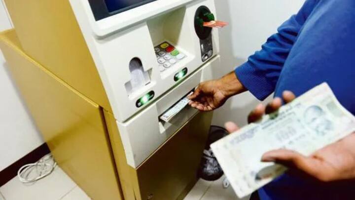 आपको बता दें अगर आप दिल्ली,मुंबई, बेंगलुरु और कोलकाता जैसे मेट्रो शहरों में रहते हैं. तो आप महीने में तीन बार एटीएम से मुफ्त पैसे निकाल सकते हैं. तो वहीं नॉन मेट्रो सिटीज यानी छोटे शहरों में आप पांच बार निकाल सकते हैं.