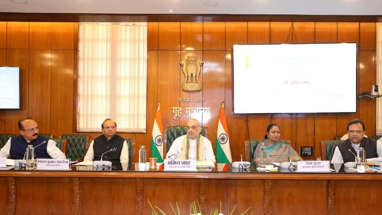 Amit Shah Holds Review Meeting on Implementation of Three New Criminal Laws in Delhi दिल्ली में 3 नए कानून को लेकर गृहमंत्री अमित शाह के साथ बड़ी बैठक, CM रेखा गुप्ता ने दी जानकारी