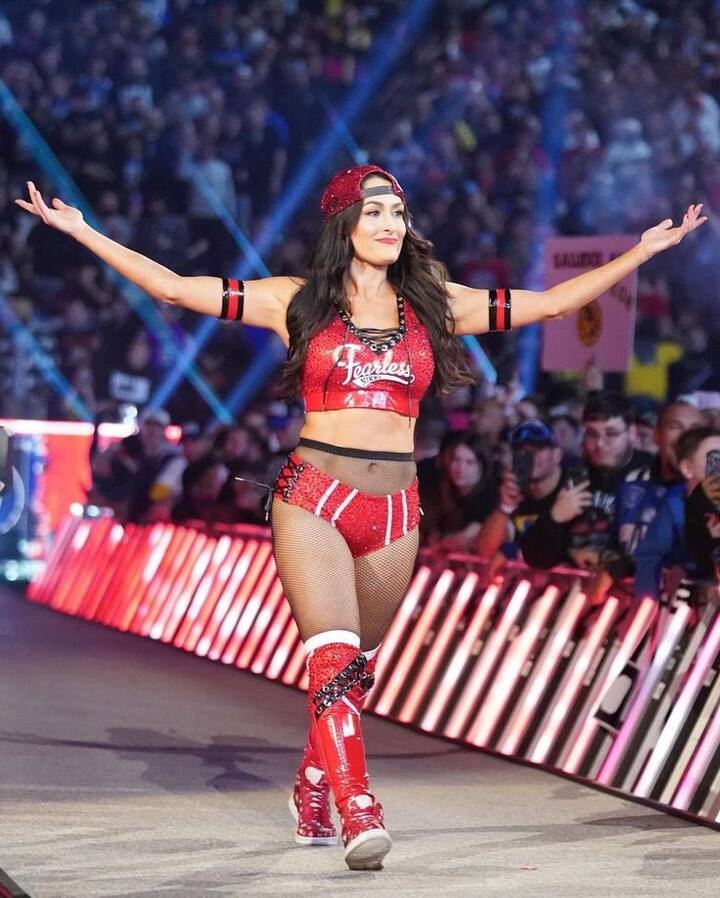 फैंस भी चाहते हैं कि ये शो फिर से वापस आए. लेकिन WWE अभी इस शो को वापस लाने के मूड में नही है. इस शो से कई महिला सुपरस्टार्स को पहचान मिली. साथ ही फैंस के बीच यह शो काफी फेमस था. WWE के शो वापस न लाने के फैसले से कई फैंस निराश भी हो सकते हैं.