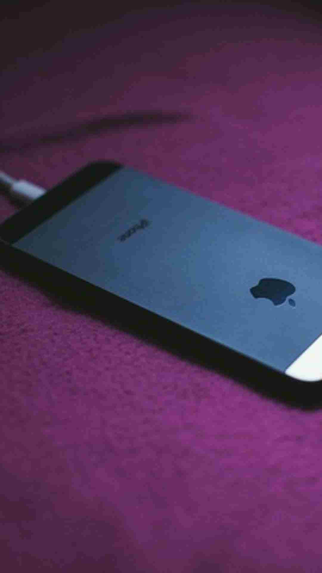 स्मार्टफोन की बैटरी क्षमता mAh (मिलीएम्पियर ऑवर) में होती है जैसे 5000mAh, जो कि 5Ah (Ampere hour) के बराबर होती है.