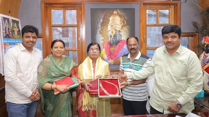 पंढरपूर येथील विठ्ठल भक्त श्रीमती अलका अंकुश घाडगे यांनी विठुरायाच्या चरणी सोन्याची तुळशी माळ अर्पण केली आहे.