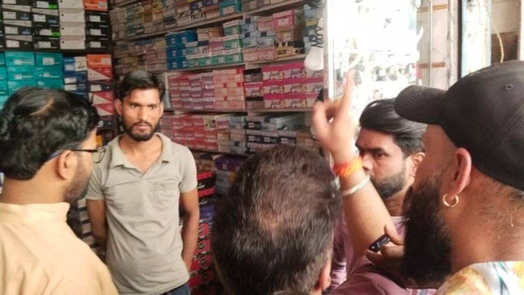 रुद्रपुर में नाम बदलकर दुकान चला रहा था शख्स, हिंदू संगठन ने किया विरोध Udham Singh nagar Muslim Shopkeeper Operate shop hindu name in Rudrapur ann रुद्रपुर में नाम बदलकर दुकान चला रहा था शख्स, हिंदू संगठन ने किया विरोध