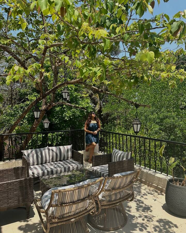 Bipasha was seen posing candidates in the midst of a natural dress. Bipasha's fashion on vacation was on point.