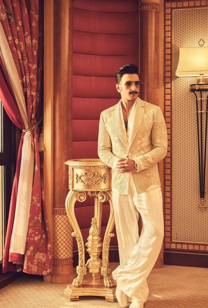 अपनी कोर स्ट्रेंथ को मेंटेन रखने के लिए रणवीर स्विमिंग, रनिंग और फ्री हैंड एक्सरसाइज भी करते हैं. उनका मानना है कि यह मजेदार भी होते हैं और इससे ओवरऑल बॉडी टोन होती है.