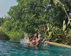 Bipasha Basu Vacation: પતિ કરણસિંહ ગ્રોવર સાથે પૂલમાં જોવા મળી બિપાશા બસુ, ગોવા ટ્રિપની તસવીરો વાયરલ