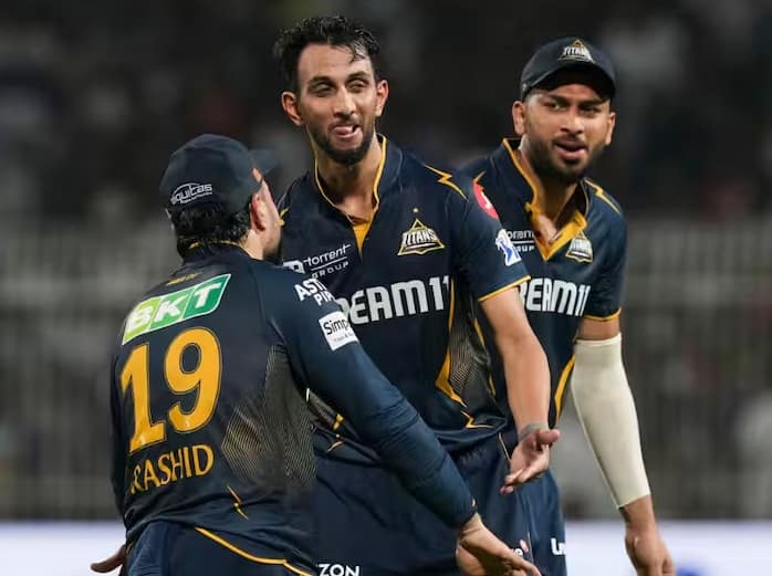 Top 5 Highest wicket-taker in IPL 2025: ઈન્ડિયન પ્રિમિયર લીગ 2025માં 52 મેચ પછી સૌથી વધુ 5 વિકેટ લેનારા બોલરો કોણ છે.IPL 2025માં 52 મેચ રમાઈ છે. હાલમાં પર્પલ કેપ ગુજરાત ટાઇટન્સના બોલર પ્રસિદ્ધ કૃષ્ણા પાસે છે. ટુર્નામેન્ટમાં સૌથી વધુ વિકેટ લેનારા ટોચના 5 બોલરો કોણ છે તે જાણો અને તેમના આંકડા જુઓ.