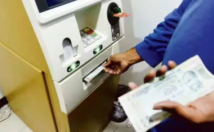 ਤੁਹਾਨੂੰ ਦੱਸ ਦੇਈਏ ਕਿ ਜੇਕਰ ਤੁਸੀਂ ਦਿੱਲੀ, ਮੁੰਬਈ, ਬੈਂਗਲੁਰੂ ਅਤੇ ਕੋਲਕਾਤਾ ਵਰਗੇ ਮੈਟਰੋ ਸ਼ਹਿਰਾਂ ਵਿੱਚ ਰਹਿੰਦੇ ਹੋ। ਇਸ ਲਈ ਤੁਸੀਂ ਮਹੀਨੇ ਵਿੱਚ ਤਿੰਨ ਵਾਰ ATM ਤੋਂ ਮੁਫ਼ਤ ਪੈਸੇ ਕਢਵਾ ਸਕਦੇ ਹੋ। ਜਦੋਂ ਕਿ ਗੈਰ-ਮੈਟਰੋ ਸ਼ਹਿਰਾਂ ਯਾਨੀ ਛੋਟੇ ਸ਼ਹਿਰਾਂ ਵਿੱਚ, ਤੁਸੀਂ ਪੰਜ ਵਾਰ ਪੈਸੇ ਕਢਵਾ ਸਕਦੇ ਹੋ।