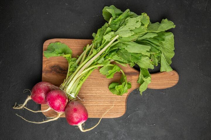 टॉप न्यूट्रिशनिस्ट के मुताबिक आप अपने शलजम के पत्तों को कैसे तैयार करते हैं, इससे इस बात पर फर्क पड़ सकता है कि आप उनकी पोषण क्षमता को कितना बढ़ा सकते हैं. आप शलजम के पत्तों को सूप में डाल सकते हैं, या कड़वाहट को बैलेंस करने के लिए उन्हें स्पाइसी ड्रेसिंग के साथ खाने के कटोरे में डाल सकते हैं.