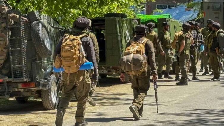 सुरनकोट के जंगलों में आतंकियों ने पहुंचाए 5 IED , 3 टिफिन बॉक्स, 2 बाल्टियों में गोला- बारूद, हाई अलर्ट Indian Army SOG Poonch busted a terror hideout in Surankote forests 5 IEDs recovered in joint operation Jammu Kashmir सुरनकोट के जंगलों में आतंकियों ने पहुंचाए 5 IED , 3 टिफिन बॉक्स, 2 बाल्टियों में गोला- बारूद, हाई अलर्ट