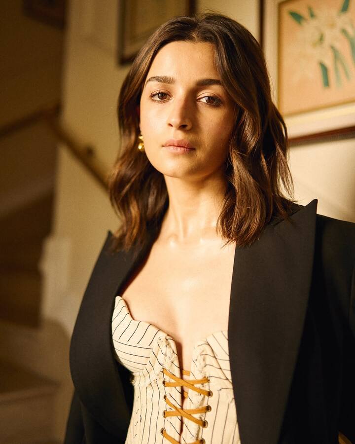 आलिय भट्ट की बार अपनी डाइट और फिटनेस रूटीन सोशल मीडिया के जरिए फैंस के साथ शेयर कर चुकी हैं. एक्ट्रेस अपने दिन की शुरुआत नींबू और गर्म पानी पीकर करती हैं.