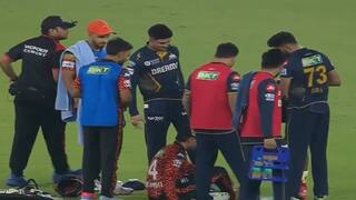 IPL 2025: अंपायर का गुस्सा शुभमन गिल ने अभिषेक शर्मा पर उतारा! ग्राउंड पर ही मारी लात, वीडियो हुआ वायरल