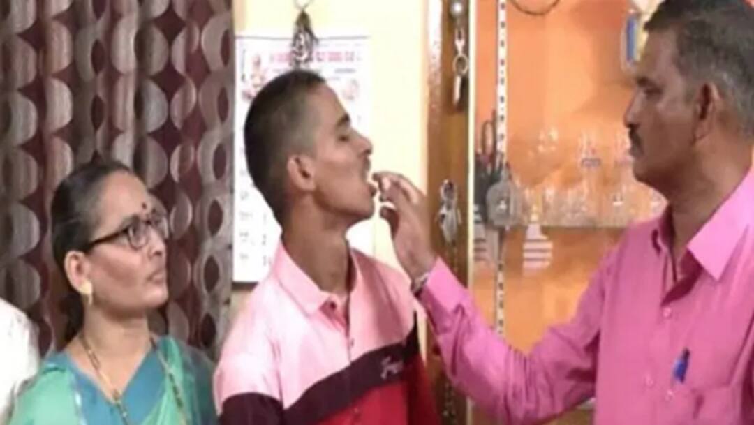 மார்க் மட்டுமே வாழ்க்கையில்ல; மகன் ஃபெயிலானதை கேக் வெட்டி கொண்டாடிய பெற்றோர்!