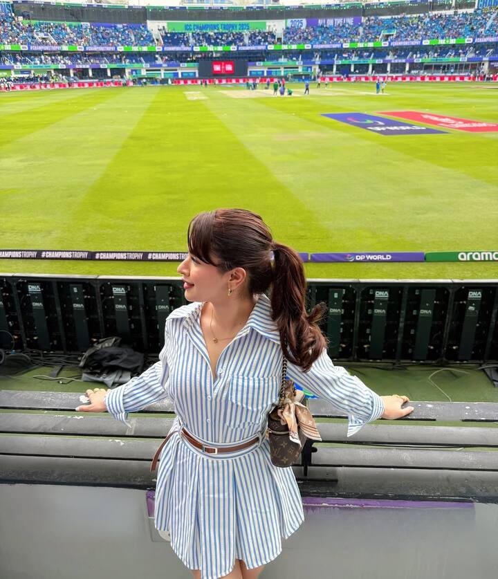 गर्मी के सीजन में इस तरह की शर्ट ड्रेस सभी को पसंद आती हैं. तो आप भी इसे अवनीत की तरह स्टाइल करके अपना लुक गॉर्जियस बना सकती हैं.