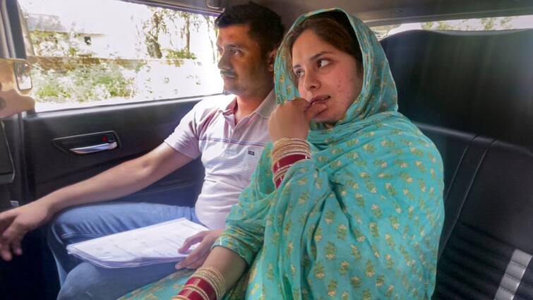 CRPF Jawan Munir Ahmed Statement after dismissed from job Wife Minal Khan Reaction Pahalgam Terror Attack 'मामू की बेटी, फूफू का लड़का', CRPF से बर्खास्त मुनीर अहमद और पत्नी मीनल खान ने क्या कुछ बताया?
