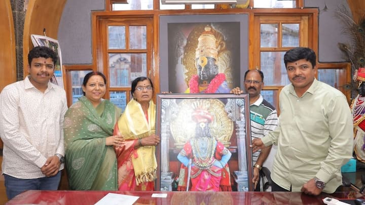 यावेळी मंदिर समितीचे व्यवस्थापक मनोज श्रोत्री यांच्या हस्ते या देणगीदार भाविकांचे विठुरायाची प्रतिमा व उपरणे देऊन सन्मान करण्यात आला.