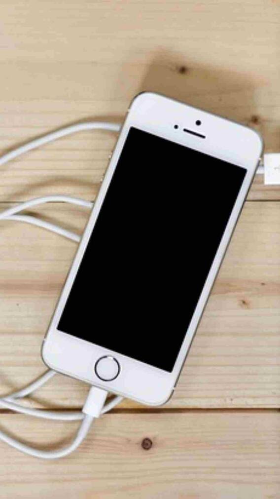 स्मार्टफोन को फुल चार्ज करने पर कितनी बिजली होती है खर्च?