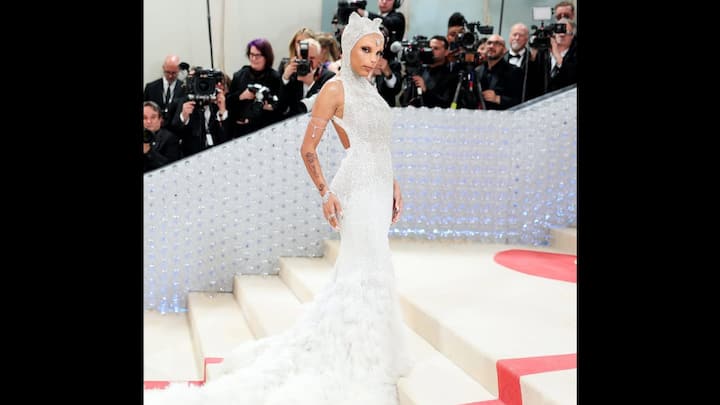 3. Doja Cat: Doja Cat delivered a show-stopping look where she embodied Karl Langerfeld's white Burmese cat, Choupette. Her high fashion had a memaid cut and soft feature train that she embrace with grace from head to toe. The hooded design had subtle ears, while the facial prosthetics gave her a surreal transformation. She blended costume with couture in a daring way. (Image Source: Instagram/@gettyentertainment)