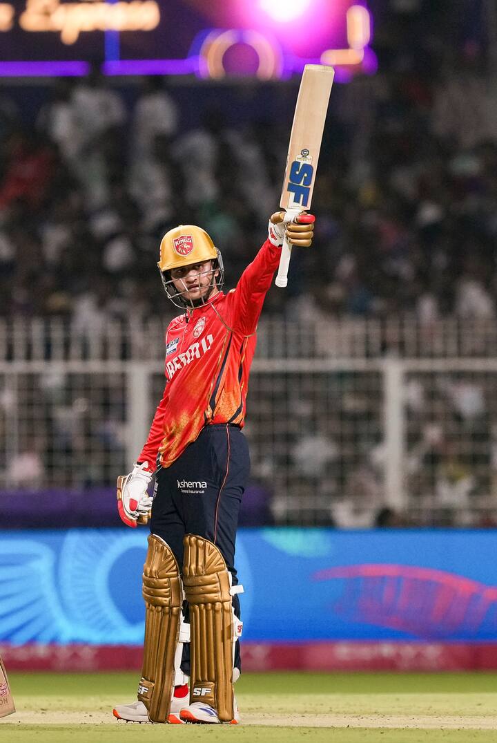 प्रियांश इस सीजन में पंजाब किंग्स टीम का हिस्सा हैं. ओपनिंग करते हुए इस खिलाड़ी ने 11 पारियों में 31.54 की औसत 192.77 की स्ट्राइक रेट से 347 रन बनाए हैं. इस दौरान प्रियांश ने एक शतक भी ठोका है. मुंबई इंडियंस के विग्नेश पुथुर ने भी इस सीजन में अपने प्रदर्शन से सभी का ध्यान अपनी ओर खींच लिया है. उन्होंने डेब्यू मैच पर तीन विकेट झटके थे. पुथुर ने 5 मैच में 6 विकेट लिए हैं. वो चोट की वजह से टूर्नामेंट से बाहर हो गए हैं.