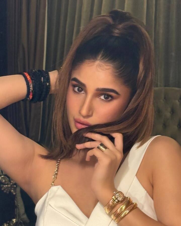 राशाच्या पहिल्या सिनेमाने बॉक्स ऑफिसवर फार कमाल केली नसली तरी, ‘उई अम्मा’ गाण्यावर राशाच्या जबरदस्त डान्सने सर्वांना घायाळ केलं.