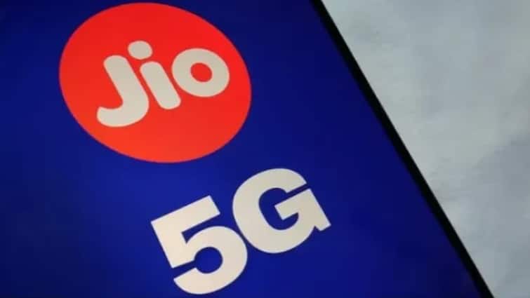 Big bang at low price! Jio 51 rupee plan offers plenty of data and 5G users get the freedom to use unlimited internet कम कीमत में बड़ा धमाका! Jio के 51 रुपए वाले प्लान में मिल रहा भरपूर डेटा और 5G यूजर्स को अनलिमिटेड इंटरनेट चलाने की छूट