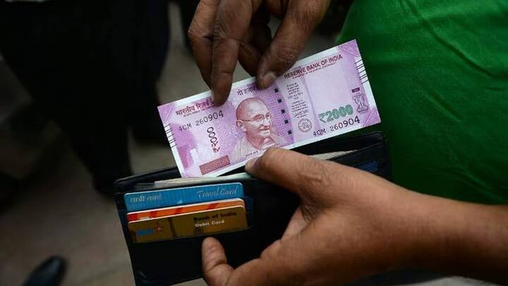 दरअसल 1 मई 2025 से एटीएम में पैसे निकालने को लेकर नियमों बदलाव हो गया है. रिजर्व बैंक ऑफ इंडिया के नियमों के अनुसार अगर कोई फ्री लिमिट तक ट्रांजैक्शन करता है. लेकिन उसके बाद जब वह पैसे निकलता है. तो उसे चार्ज चुकाना होता है.