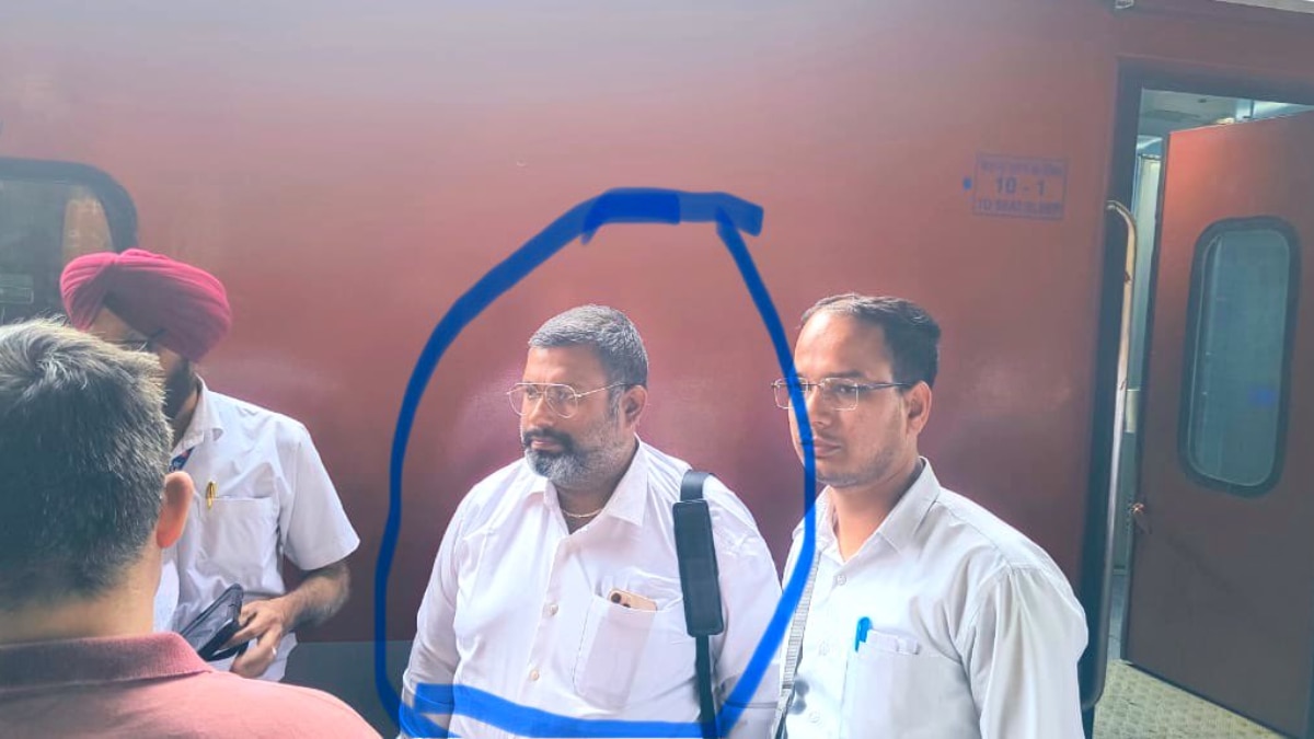फर्जी DRM बनकर फर्स्ट क्लास में सफर कर रहा शख्स गिरफ्तार, 4170 रुपये का जुर्माना भी लगा