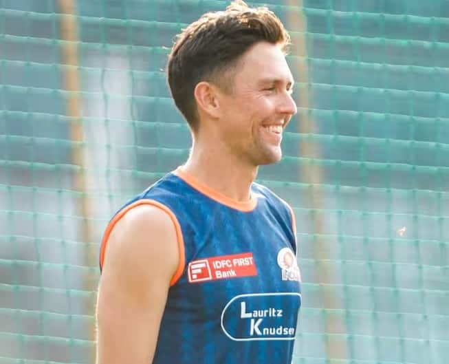 મુંબઈ ઈન્ડિયન્સ ટીમના ટ્રેન્ટ બોલ્ટ આ યાદીમાં ચોથા નંબરે છે, તેણે 11 મેચમાં 16 વિકેટ લીધી છે. તેણે 38.1 ઓવરમાં 336 રન આપ્યા છે.