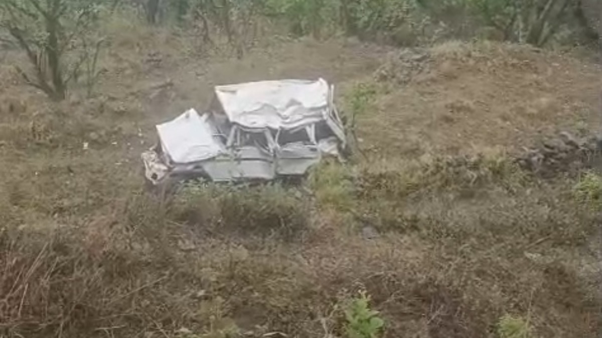 नैनीताल के ओखलाकांडा में खाई में गिरी बोलेरो, हादसे में 2 यात्रियों की मौत, 5 घायल