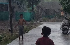 Akola Rain: आठवडाभरापासून तापमान 45 अंशांपर्यंत, अकोल्यात अचानक पावसाच्या हजेरीने दिलासा; चिमुकल्यांनी पावसात भिजत लुटला आनंद