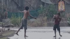 Akola Rain: आठवडाभरापासून तापमान 45 अंशांपर्यंत, अकोल्यात अचानक पावसाच्या हजेरीने दिलासा; चिमुकल्यांनी पावसात भिजत लुटला आनंद