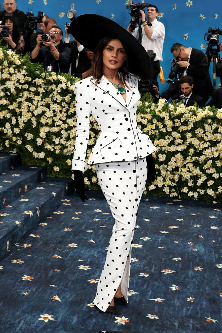 Bollywood's desi girl Priyanka Chopra walked on the red carpet of Met Gala for the fifth time. This time too, his style was the most different.