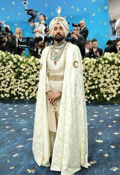 Met Gala 2025: कियारा ने ब्लैक ड्रेस में दिखाया बेबी बंप, तो पोलका डॉट ड्रेस में खूब जचीं प्रियंका, किंग बनकर छाए शाहरुख खान