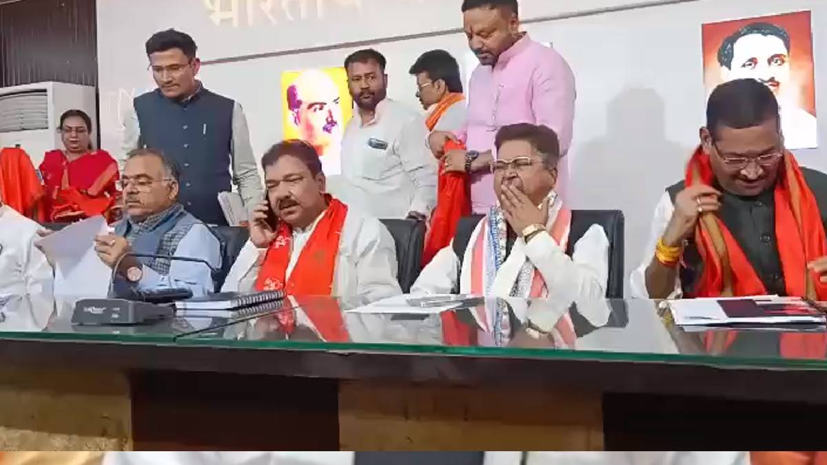 BJP Meeting: बिहार के 3 करोड़ प्रवासी वोटरों पर BJP की नजर, पार्टी दफ्तर में बैठक कर रणनीति तैयार