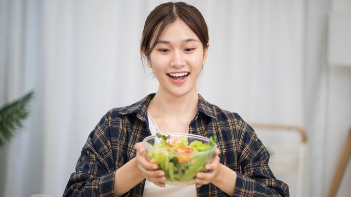 7. Eat Healthy, Ditch Junk Food: A balanced and nutrient rich diet can help reduce inflammation in the airways. Avoid having processed foods, sugary snacks, and preservatives as it may worsen your condition. Hydration is also extremely important for a healthy breathing. (Image Source: Canva)