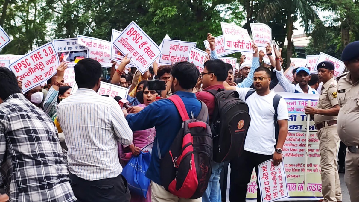 पटना में BPSC के शिक्षक अभ्यर्थियों पर लाठीचार्ज, CM हाउस के घेराव की थी तैयारी