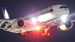 हवाई जहाज में कितनी तरह की होती हैं लाइट्स, आखिर ये किस काम में आती हैं?