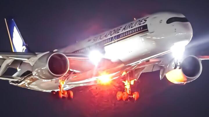 Types Of Lights In Airplane: हवाई जहाज में अलग-अलग तरह की कई लाइटें लगी होती हैं और सभी का अपना अपना काम होता है. चलिए आज हम आपको इनके बारे में बताएं.