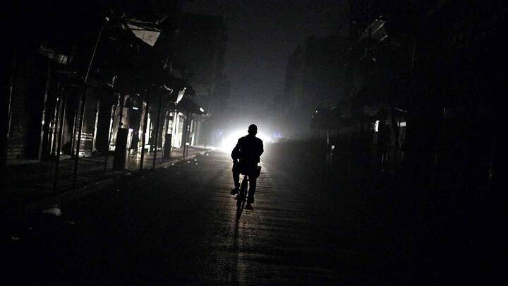 ब्लॅकआउट ही युद्धकाळातील एक रणनीती आहे जी कृत्रिम प्रकाश कमीत कमी करते. जेणेकरून शत्रूच्या विमानांना किंवा पाणबुड्यांना लक्ष्य शोधण्यात अडचण येते.