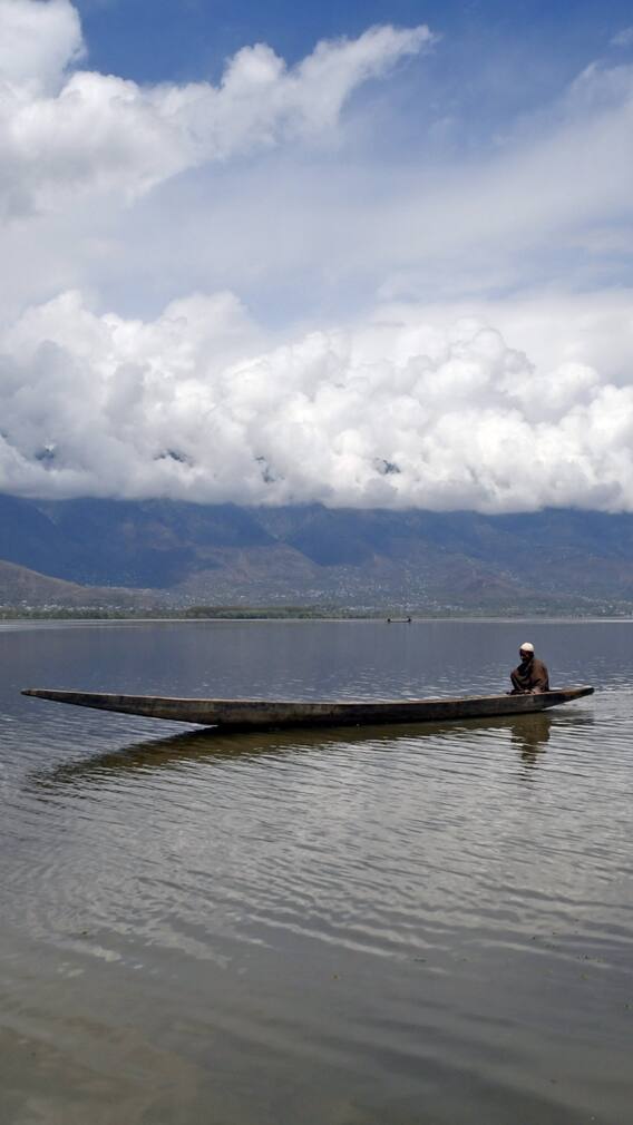 पहलगाम हमले के बाद वुलर झील पर पर्यटन ठप, मुश्किल में शिकारा मालिकों का जीवन