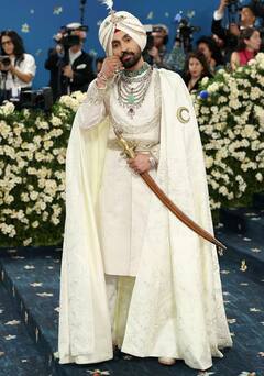 Met Gala 2025: કિયારાએ બ્લેક ડ્રેસમાં ફ્લોન્ટ કર્યો બેબી બમ્પ, પોલકા ડ્રેસમાં પ્રિયંકાનો ગ્લેમરસ અંદાજ