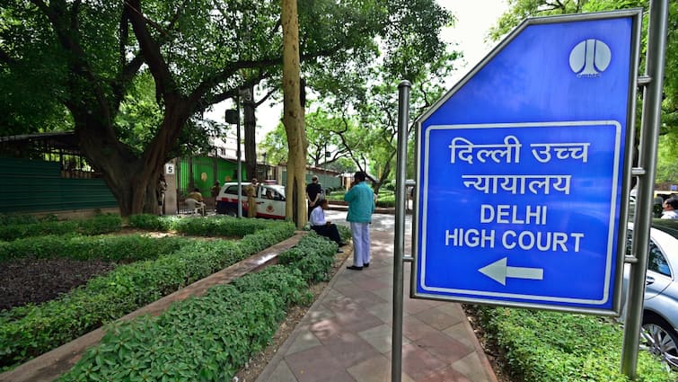 Delhi High Court Decision On TC School Cannot Refuse To Give Transfer Certificate Due To Dispute Between Parents ANN दिल्ली HC का अहम फैसला, माता-पिता के विवाद के चलते स्कूल TC देने से इनकार नहीं कर सकता