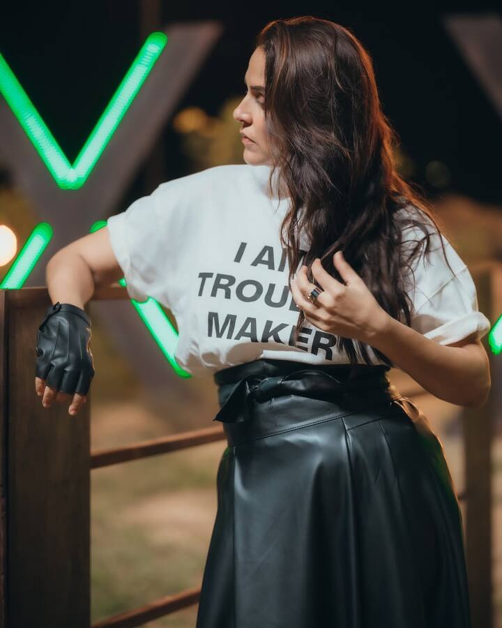 नेहा ने इसी बीच अपनी फिल्म जूली के प्रमोशनल के दौरान एक विवादित बयान दे दिया, जिसके बाद काफी ट्रोल हुईं. नेहा ने कहा था- बॉलीवुड में सिर्फ इंटीमेशन और शाहरुख ही बिकता है.