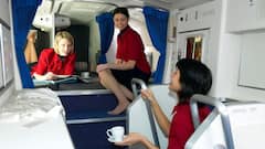 प्लेन में कहां पर आराम करती हैं एयरहोस्टेस, क्या होता है कोई सीक्रेट रूम?