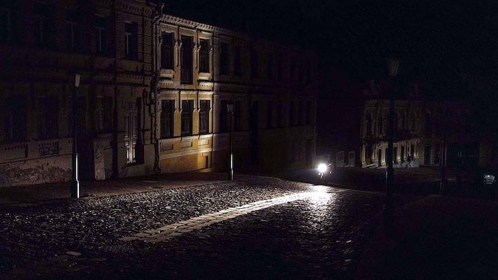 युद्ध घोषित होण्यापूर्वी 1 सप्टेंबर 1939 रोजी ब्रिटनमध्ये ब्लॅकआउट नियम लागू करण्यात आले. रात्रीच्या वेळी प्रकाश बाहेर पडू नये म्हणून सर्व खिडक्या आणि दरवाजे जाड पडदे, पुठ्ठा किंवा काळ्या रंगाने झाकणे बंधनकारक होते.