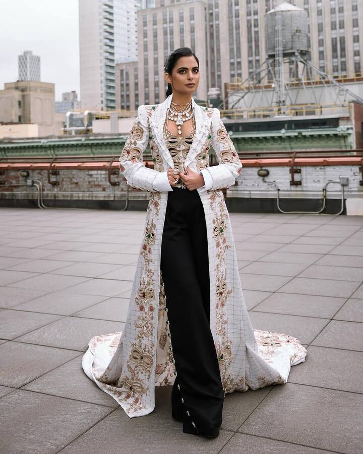 Isha Ambani wore Anamika Khanna, featuring a handwoven Benarasi train and a historic Cartier necklace once worn by Indian royalty. (Instagram/anamikakhanna.in)