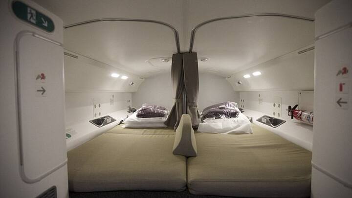 हवाई जहाज के अंदर एक सीक्रेट रूम होता है, जिसके बारे में शायद ही कोई यात्री जानता हो. क्योंकि यह रूम सिर्फ क्रू के लिए ही होता है.