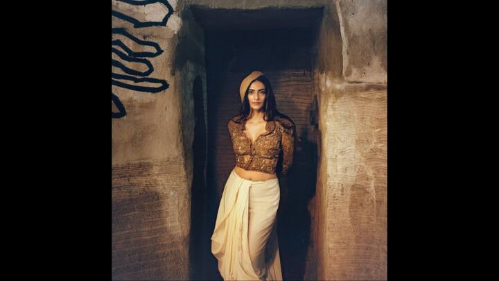 1. Classic Grace With Modern Flair: Sonam Kapoor exuded a vintage charm in her earthy toned ensemble. She wore a heavily embroidered, full sleeved blouse with a cream and flowy skirt. The actress paired her fit with a chic beret that blended ethnic and modern styles. (Image Source: Instagram/@vogueindia)
