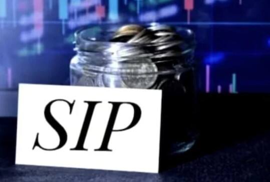 SIPમાં રોકાણ કરવાથી ચક્રવૃદ્ધિ પર મજબૂત વળતર મળે છે. 10 કરોડનું ફંડ બનાવવા માટે તમારે સ્ટેપ-અપ ફોર્મ્યુલાનો ઉપયોગ કરવો પડશે. એટલે કે તમારે દર વર્ષે રોકાણની રકમ વધારવી પડશે.