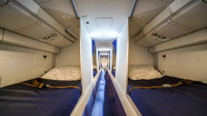 कुछ एयरक्राफ्ट में बर्थ कैप्सूल दिए जाते हैं, जो कि थोड़ी प्राइवेसी देते हैं. सोने के अलावा इस कमरे में आराम करने के लिए कुर्सियां भी होती हैं.