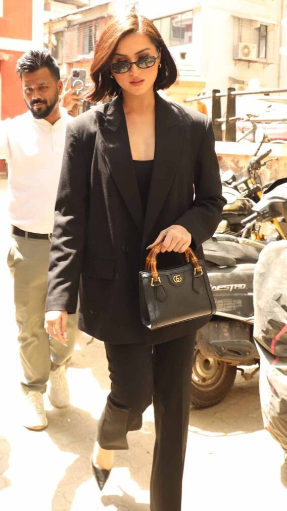 अपने लंबे बालों को कटवा, बॉस लेडी लुक में नजर आईं तारा सुतारिया